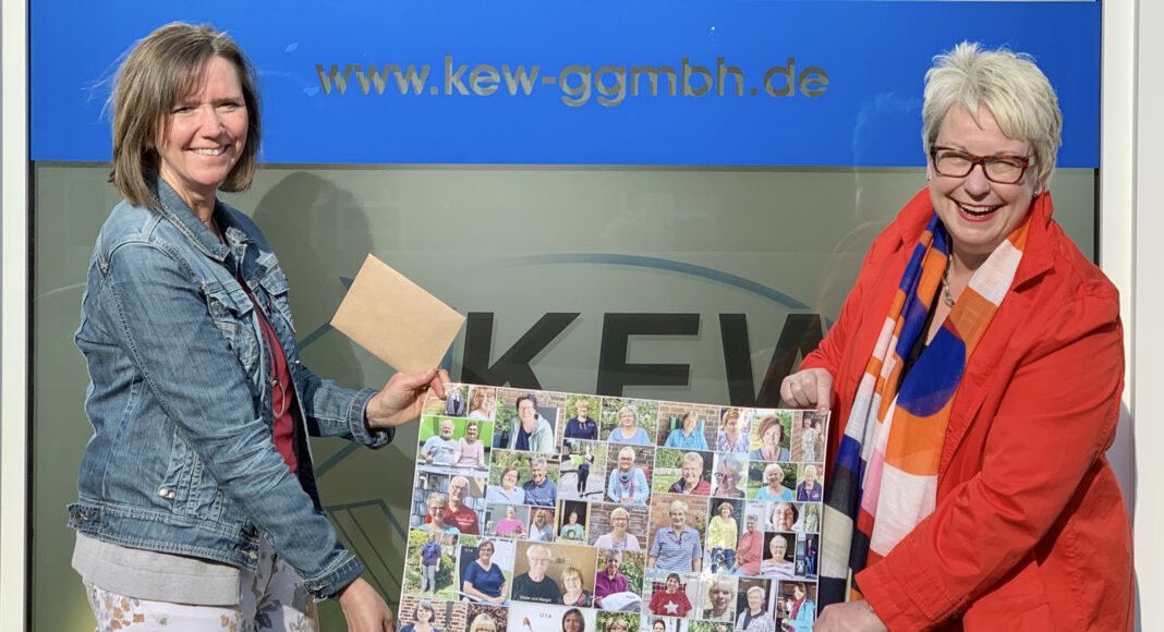 Uta Cramer (links) überreichte im Namen der ZWAR-Gruppe, deren Mitglieder sie als Fotocollage mitgebracht hatte, die Spende an Heimleiterin Kristina Sollich von der KEW - natürlich unter Einhaltung des Abstandsgebotes. Foto: KEW