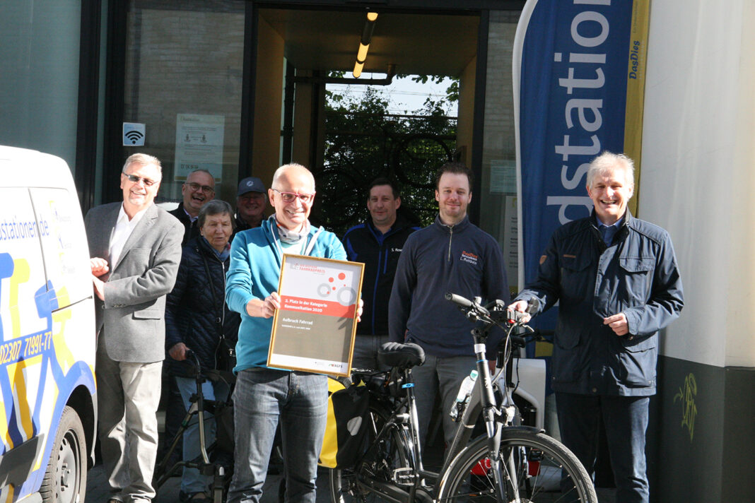 Fahrradfreundlicher Kreis Landrat Michael Makiolla (r.) und Landesvorsitzender des ADFC, Thomas Semmelmann (l.) mit Vertretern der Radstation in Unna. Foto: Günther Klumpp