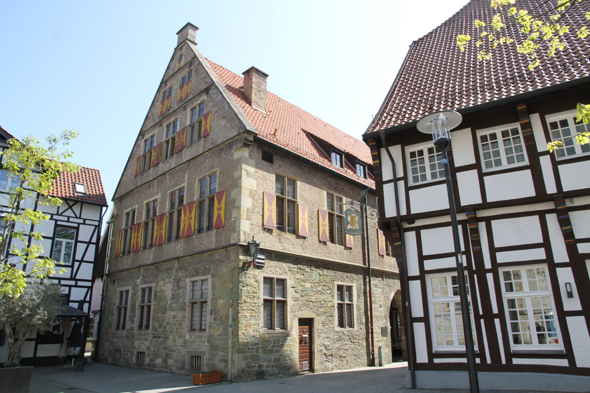 Auch das Alte Rathaus wird heute, Montag, ab 21 Uhr in rot getaucht. Foto: Wagner