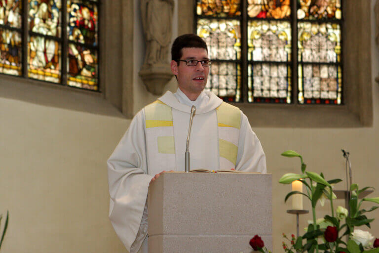 Stefan Hörstrup in der St. Christophorus Kirche - als "Gast-Pfarrer" bei Hochzeiten oder Taufen für enge Freunde. Foto: Privat