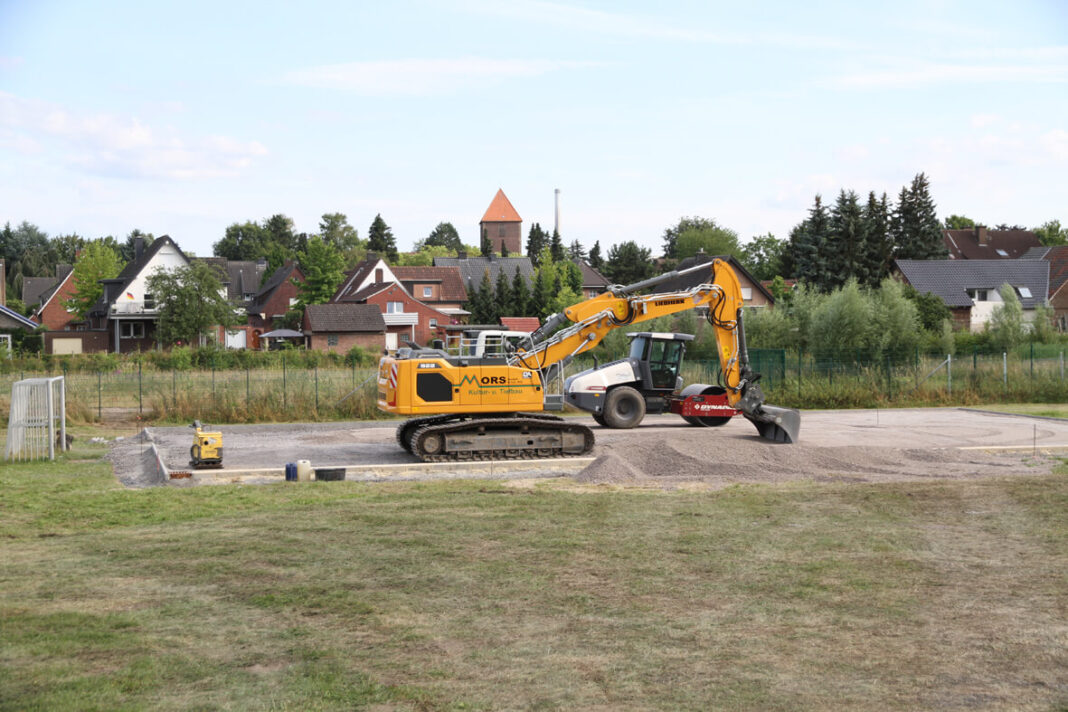 Baustelle AFG Am Anne-Frank-Gymnasium weicht der Bolzplatz einem Kunstrasenplatz. Auch innerhalb der Schule wird gearbeitet. Foto: Wagner