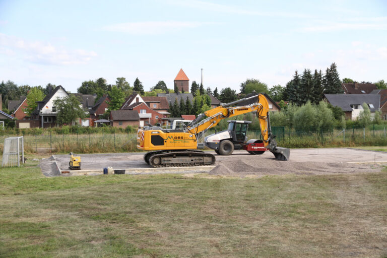 Am Anne-Frank-Gymnasium weicht der Bolzplatz einem Kunstrasenplatz. Auch innerhalb der Schule wird gearbeitet. Foto: Wagner