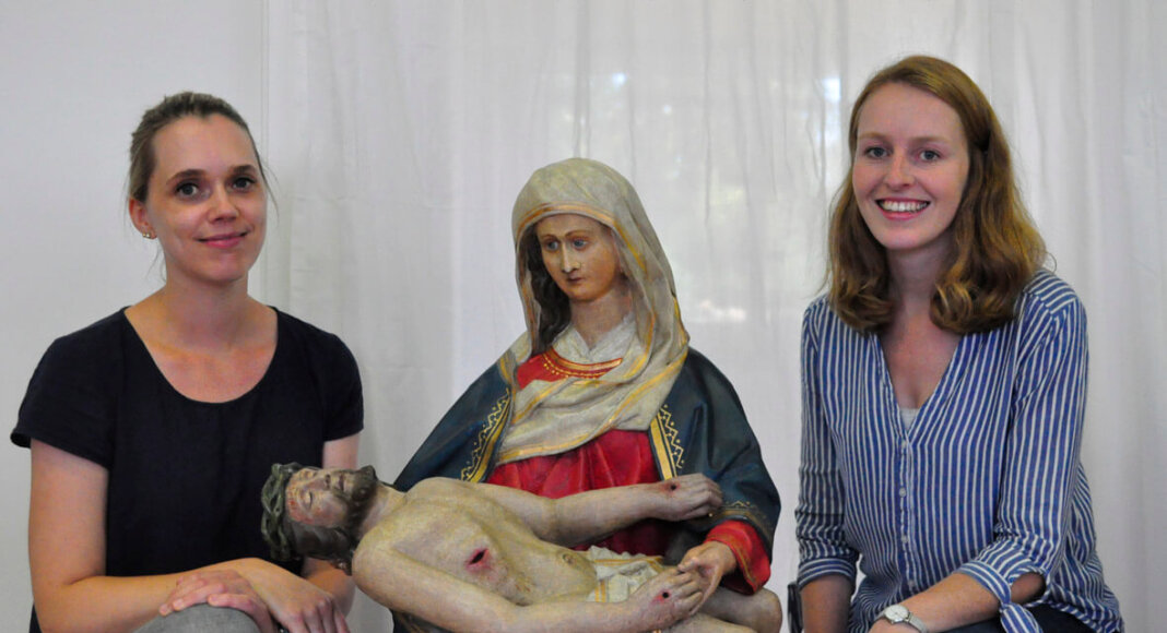 Anne-Sophie Hinnüber-Eysing (links) und Patricia Schering restaurierten die Pieta aus Werne. Foto: Dr. Anke Schwarze