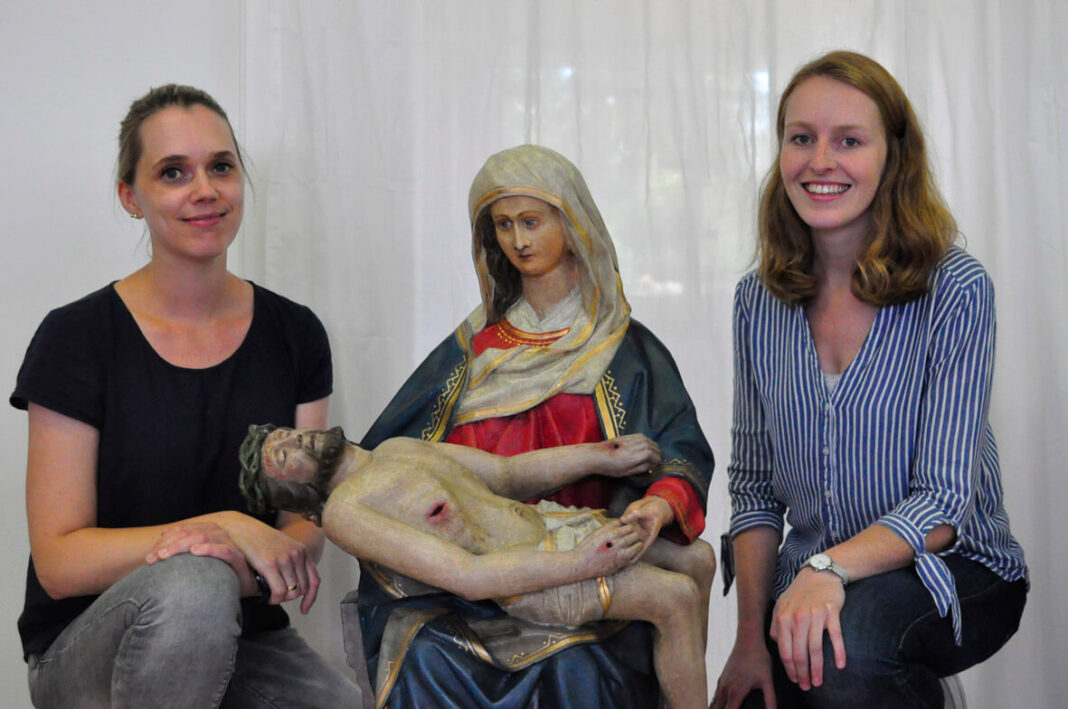 Eysing_Pieta_Schering Anne-Sophie Hinnüber-Eysing (links) und Patricia Schering restaurierten die Pieta aus Werne. Foto: Dr. Anke Schwarze