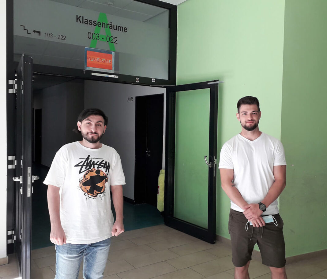 Förderung 1 Die Studenten Ihsam Vural und Fatih Hamut vom Verein Chancenwerk helfen Kindern von weiterführenden Schulen dabei, durch Corona entstandene Lücken zu schließen. Auf den individuell abgestimmten Förderunterricht am Morgen folgt Ferienspaß am Nachmittag. Foto: Gaby Brüggemann
