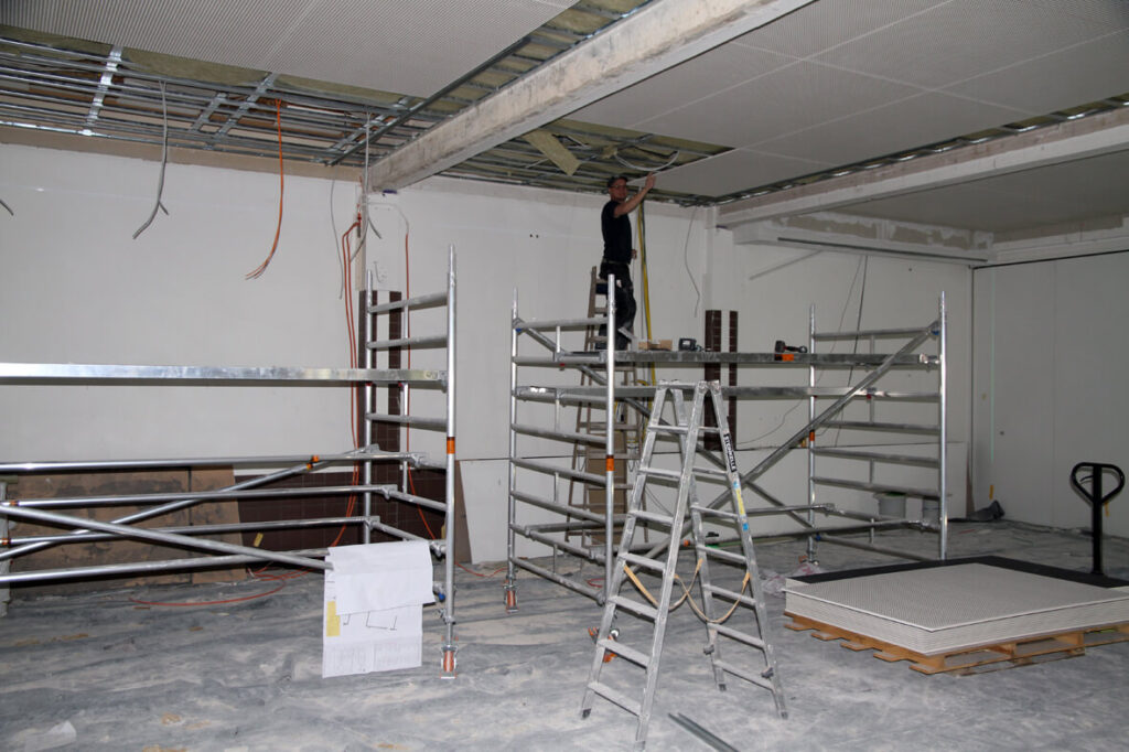 In der Aula wird die komplette Deckenkonstruktion erneuert. Foto: Wagner