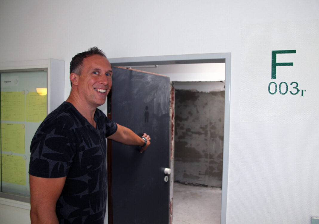 GSC Arbeiten 03 Thorsten Schröer, Schulleiter des Gymnasiums St. Christophorus, erklärte die Baumaßnahmen. Auch die Lehrertoiletten werden neu gemacht. Foto: Wagner