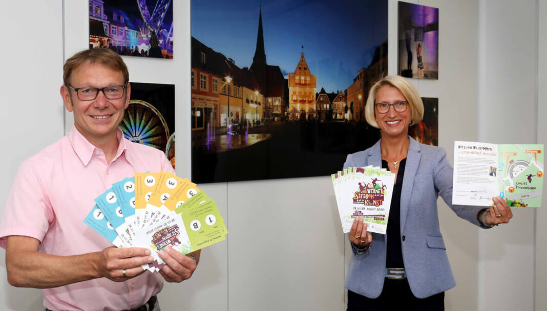 StraßenKunst1 Die Vorfreude auf das Event des Sommers in Werne steigt: Bürgermeister Lothar Christ und Wirtschaftsförderin Carolin Brautlecht freuen sich auf den Start des Kartenverkaufs für die Straßenkunst auf der Freilichtbühne, der am Montag beginnt. Foto: Christoph Volkmer