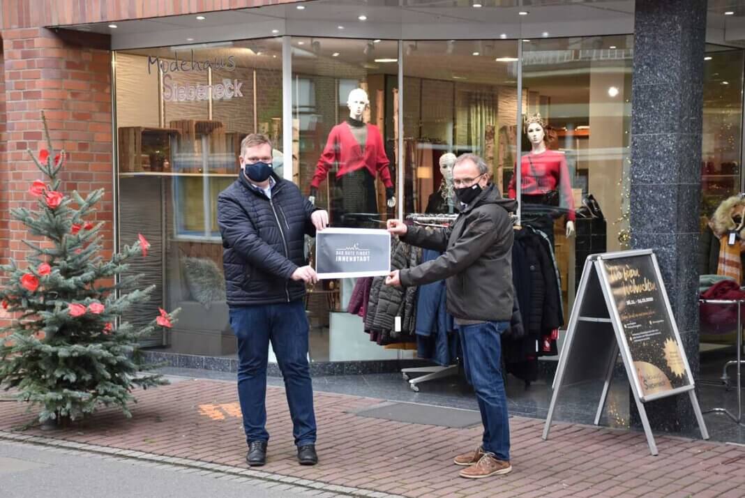 2020 11 26 Das Gute findet Innenstadt Bürgermeister Thomas Stohldreier (l.) und Wirtschaftsförderer Helmut Sunderhaus werben für den Einkauf vor Ort in Ascheberg mit dem Slogan „Das Gute findet Innenstadt“. Foto: Gemeinde Ascheberg