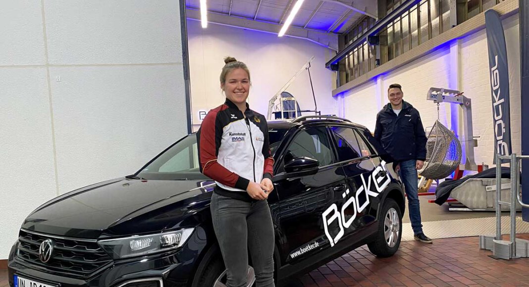 Kanu-Weltmeisterin Jule Hake freut sich über ihren neuen VW T-Roc. Foto: Böcker
