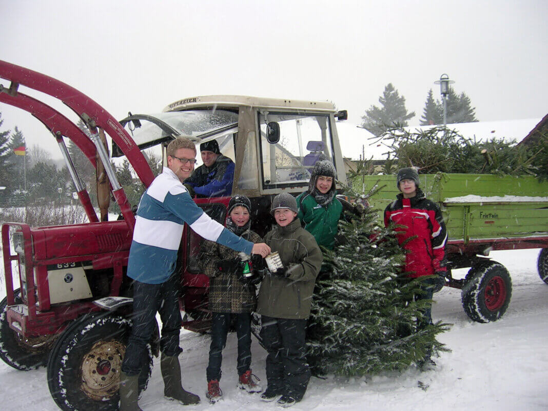 Bäume_Cappenberg Nicht nur vor zehn Jahren wie hier im Bild war alles anders bei der Weihnachtsbaum-Sammelaktion des Cappenberger Sportvereins GSC, der diesen Service mit seiner Jugend schon seit rund 40 Jahren auf dem Dorf bietet. Damals lag sogar Schnee, diesmal darf die Aktion am 9. Januar nur unter strengen Corona-Schutzauflagen stattfinden. Archivfoto: GSC