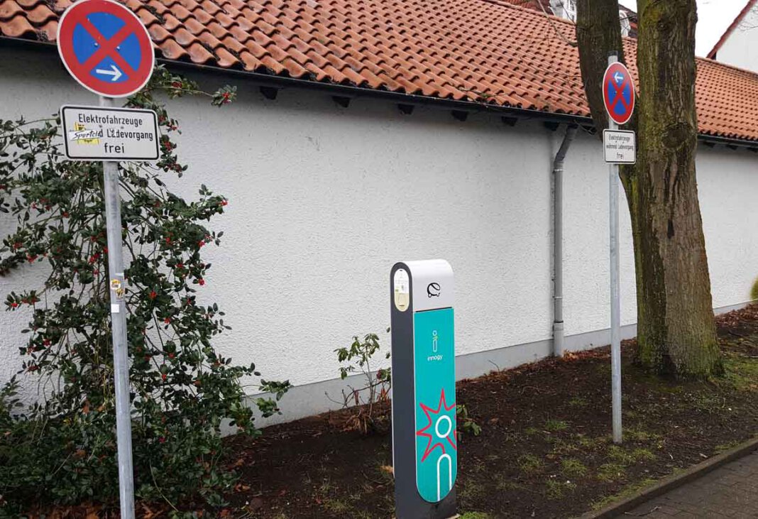 E-Tankstelle Generell freies Parken, nicht nur beim Ladevorgang, fordert die UWW für Fahrzeuge mit dem E-Kennzeichen. Foto: Wagner