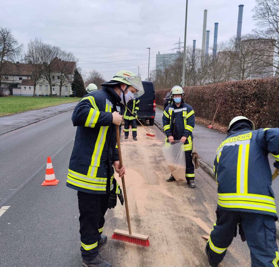 Feuerwehr_Ölspur Hammer Straße Die Einsatzkräfte streuten die Ölspur mit Bindemittel ab und arbeiteten dieses Granulat mit Besen in die Fahrbahnoberfläche ein. Foto: Feuerwehr Werne