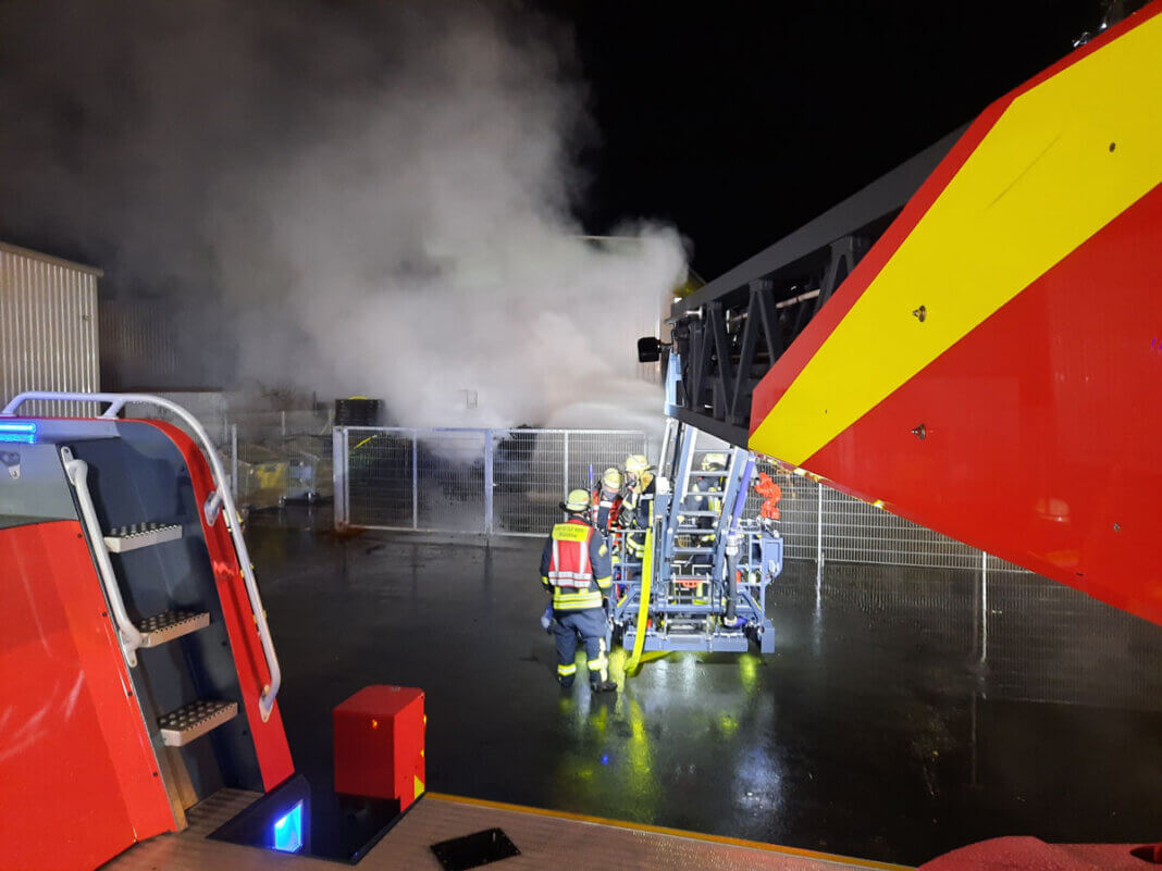 Feuerwehr_Poco Der automatisch gesteuerte Wasserwerfer mit einer Leistung von 1.600 Liter pro Minute wurde am Korb der Drehleiter aus Werne montiert und bekämpfte kurz darauf die Flammen von oben. Foto: Feuerwehr Werne