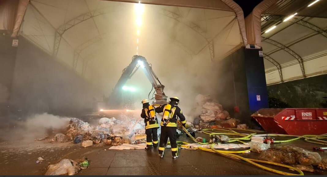 Feuerwehr_RCS Brand 1 Die Feuerwehrleute löschten einen Brand in einem Entsorgungsunternehmen an der Capeller Straße. Die Truppe wurde in Vollalarm gesetzt. Foto: Freiwillige Feuerwehr Werne