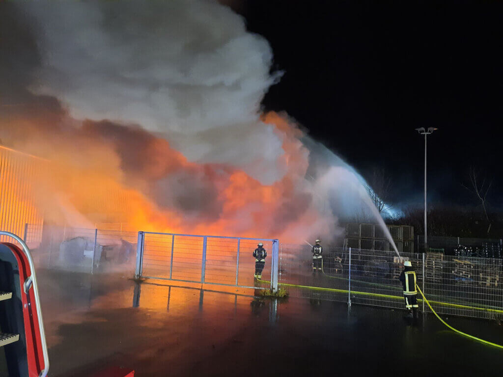 Die Drehleiterschleife der Freiwilligen Feuerwehr Werne wurde zur überörtlichen Hilfe in die Industriestraße nach Bergkamen-Rünthe alarmiert. Foto: Feuerwehr Werne