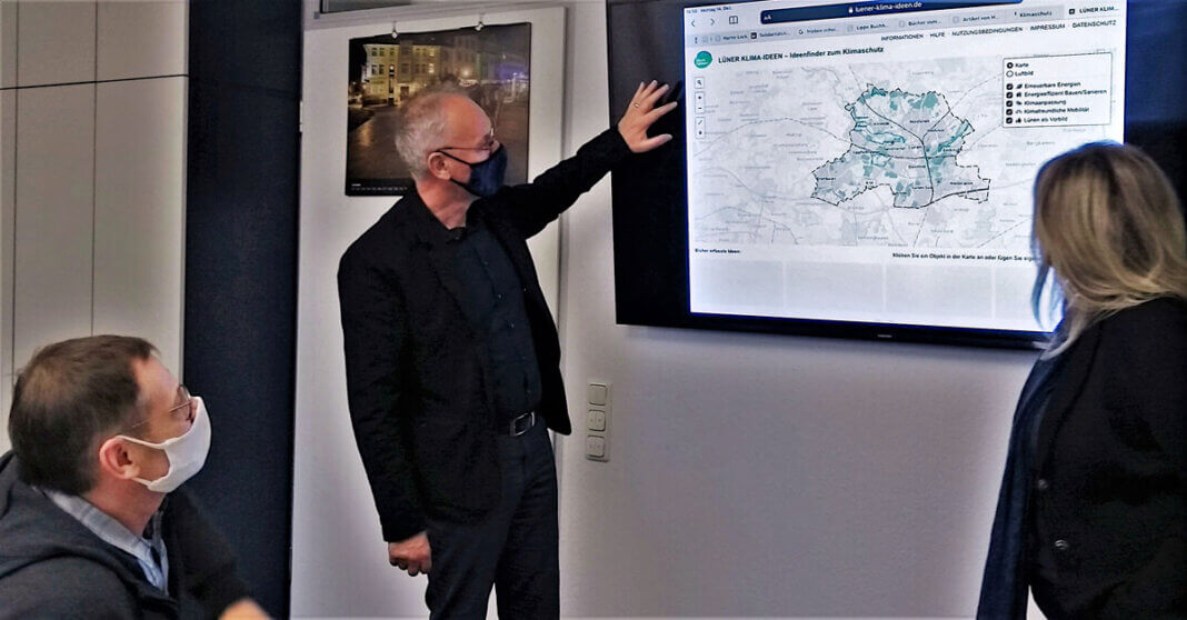 Ideenkarte_Klimaschutz_21.12.2020 Thomas Berger (Leiter Stadtplanung), Arnold Reeker (Technischer Beigeordneter) und Sandra Osowski (Klimaschutzbeauftragte, v.l.n.r.) stellten die Ideenkarte vor, auf der alle Lünerinnen und Lüner ihre Vorschläge zu Klimaschutz-Themen eintragen können. Foto: Stadt Lünen.