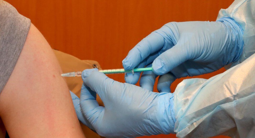 Zu einer Impfaktion für Menschen mit Vorerkrankungen sind 204 Personen am Samstag in die Linderthalle eingeladen worden. Foto: Volkmer