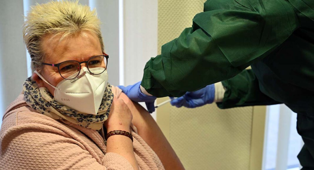Susanne Bröcker, Gesundheits- und Krankenpflegerin der Intensivstation, erhielt die erste Covid-19-Schutzimpfung des St. Christophorus Krankenhauses durch Dr. Kristina Ulm-Röske. Foto: RIsse / Krankenhaus Werne