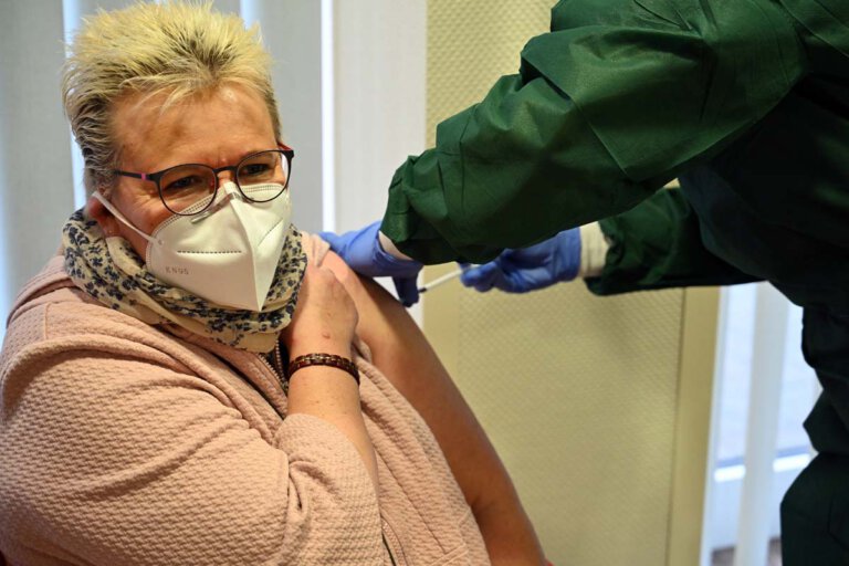 Susanne Bröcker, Gesundheits- und Krankenpflegerin der Intensivstation, erhielt die erste Covid-19-Schutzimpfung des St. Christophorus Krankenhauses durch Dr. Kristina Ulm-Röske. Foto: RIsse / Krankenhaus Werne