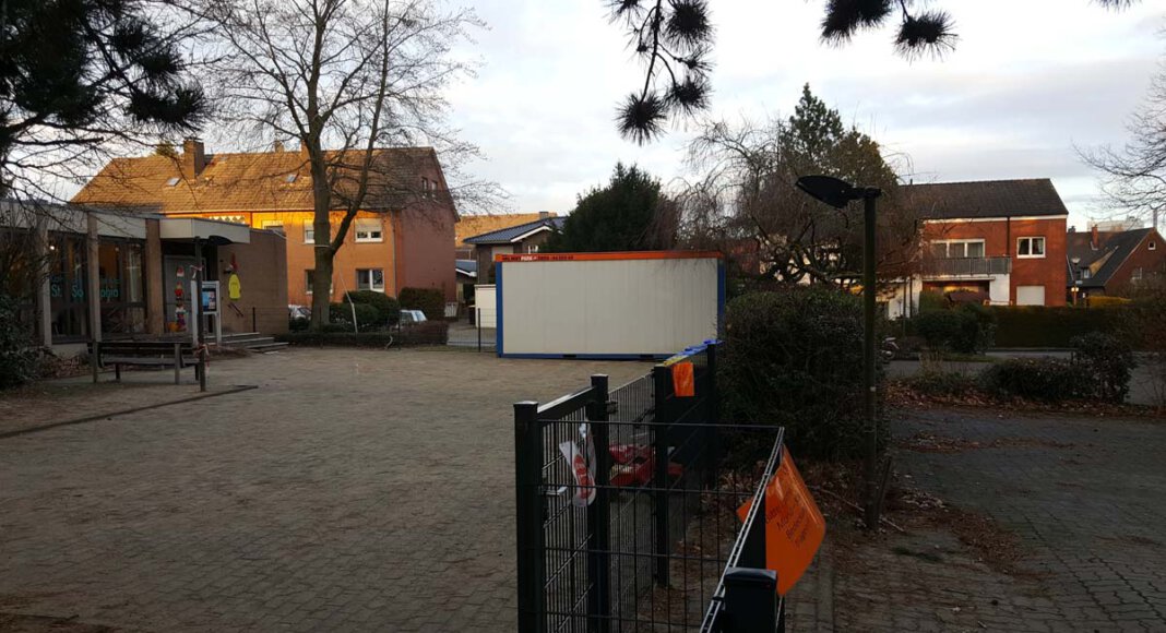 Auf dem Parkplatz (rechts) vor dem Ausweichquartier der Kita St. Sophia im evangelischen Gemeindezentrum sollen Container aufgestellt werden. Foto: Wagner