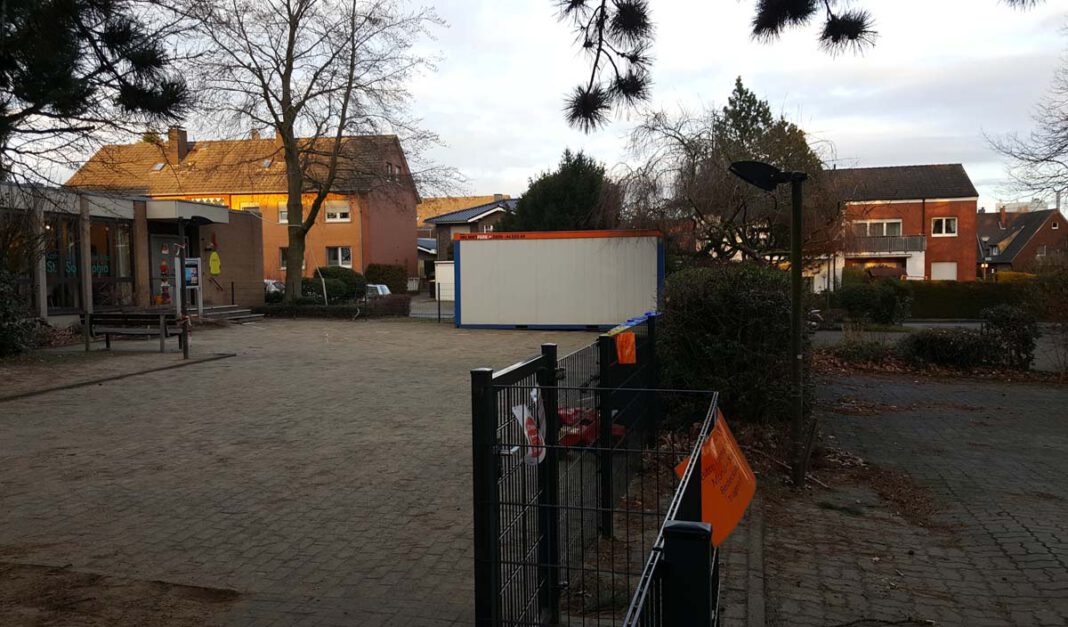 Kita Sophia Stockum Auf dem Parkplatz (rechts) vor dem Ausweichquartier der Kita St. Sophia im evangelischen Gemeindezentrum sollen Container aufgestellt werden. Foto: Wagner