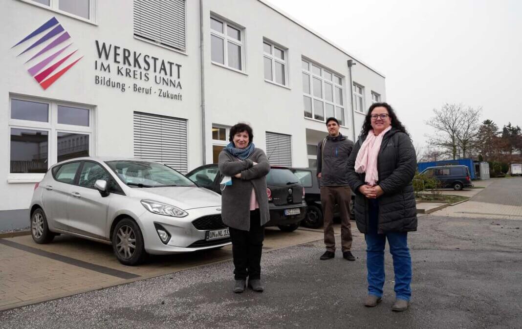 Kreis Unna_Durchstarten Jessica Wendel, Leiterin Werkschule (r.), Ingo Gall, KI Kreis Unna (2.v.r.) und Helga Deußen, Lehrkraft der Werkstatt (l.) vor der Werkstatt. Foto: Max Rolke/Kreis Unna