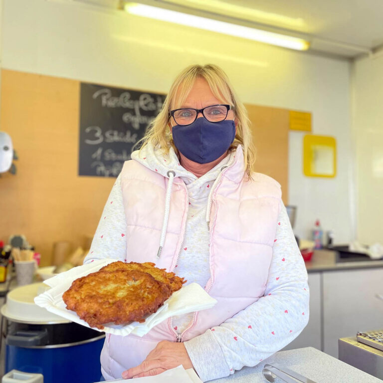 Marita Weber hatte am Freitag ihren letzten Tag auf dem Wochenmarkt in Werne. Foto: Werne Marketing