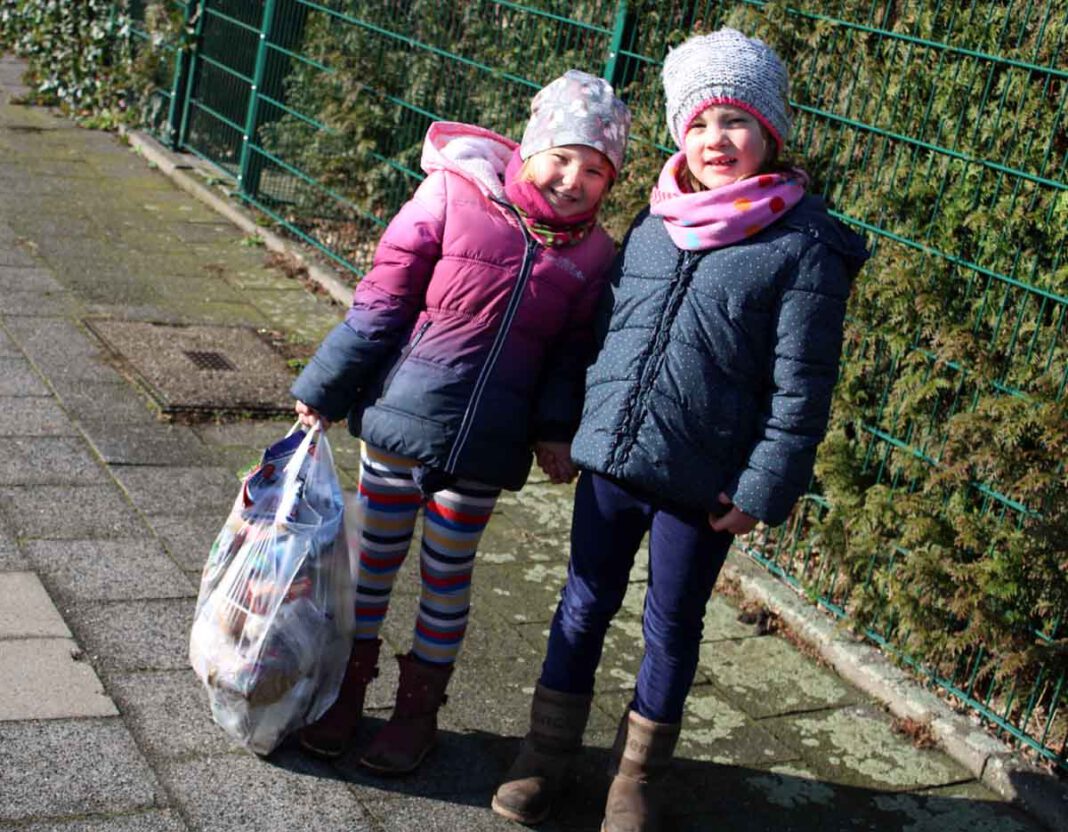 Müll Kita Lütkeheide Maya (links) und Paula, Vorschulkinder der Kita Lütkeheide, sammelten fleißig Müll in ihrer Umgebung, um der Natur zu helfen. Foto: Privat