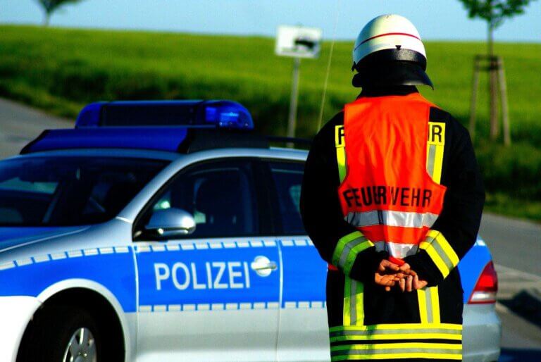 Zu einem Verkehrsunfall auf der A2 wurden die Polizei, Feuerwehr und ein Rettungshubschrauber alarmiert. Foto: pixabay