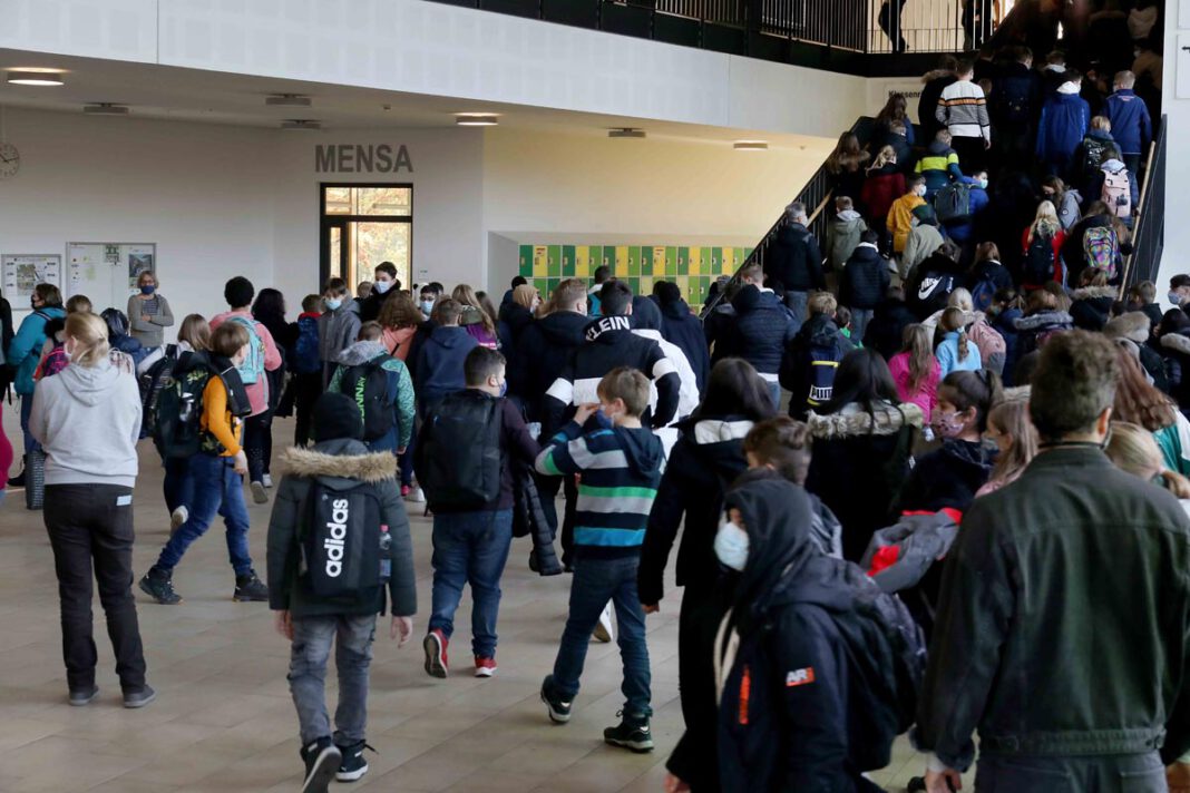 Sekundarschule Corona Solche Bilder wie in der Sekundarschule wird es bis mindestens Ende Januar in den Werner Schulen nicht zu sehen geben, da spätestens ab kommenden Mittwoch alle Schulklassen im Distanzunterricht lernen sollen. Foto: Volkmer