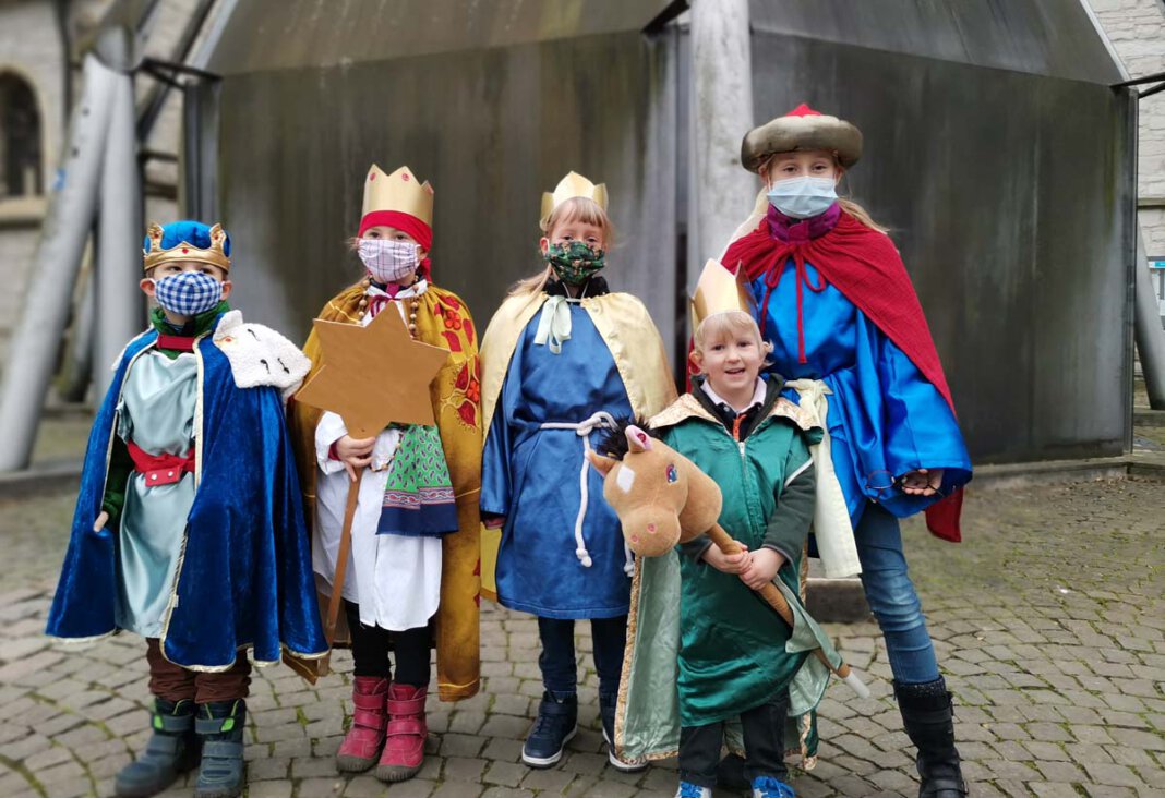 rpt Die Sternsingergruppe Theo, Paula, Lisa Marius und Carolin, hier vor der Sakristei nach dem Sternsingergottesdienst am 3. Januar. ließ sich etwas Besonderes einfallen. Foto: Claudia Bleckmann