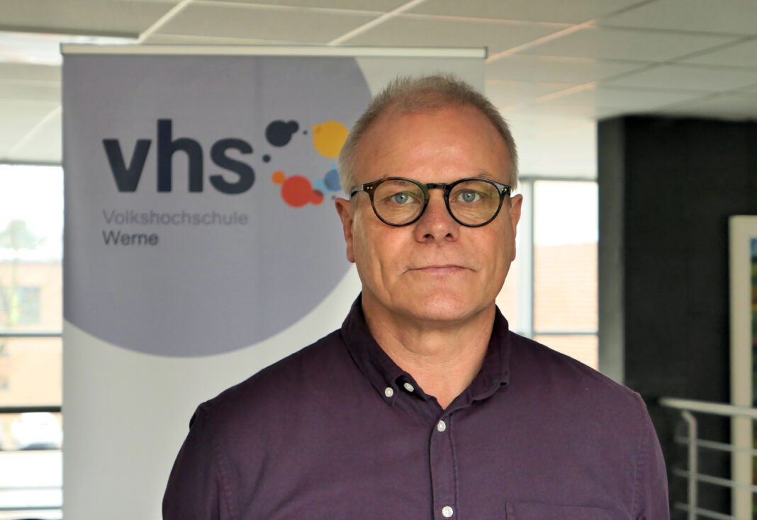 VHS_Hahn VHS-Leiter Michael Hahn präsentiert das neue Programm der Bildungseinrichtung. Foto: Werne Marketing
