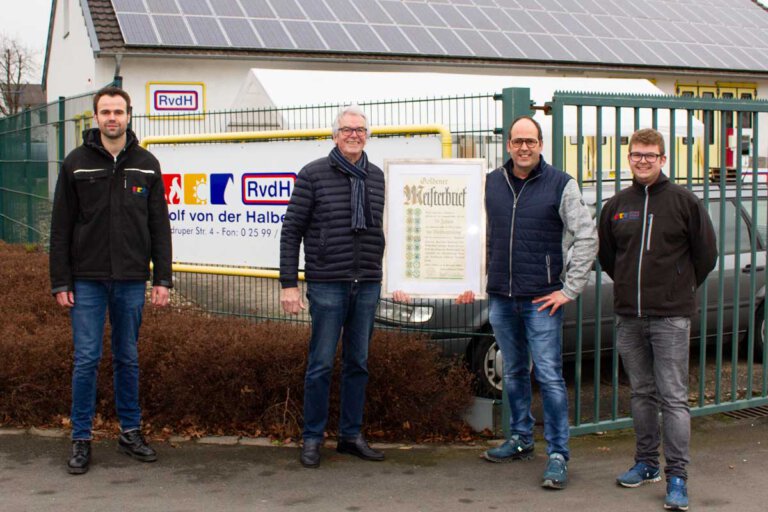 Julian (von links), Rolf, Andreas und Jannis von der Halben. Der goldene Meisterbrief krönt das Lebenswerk von Rolf von der Halben. Foto: Isabel Schütte