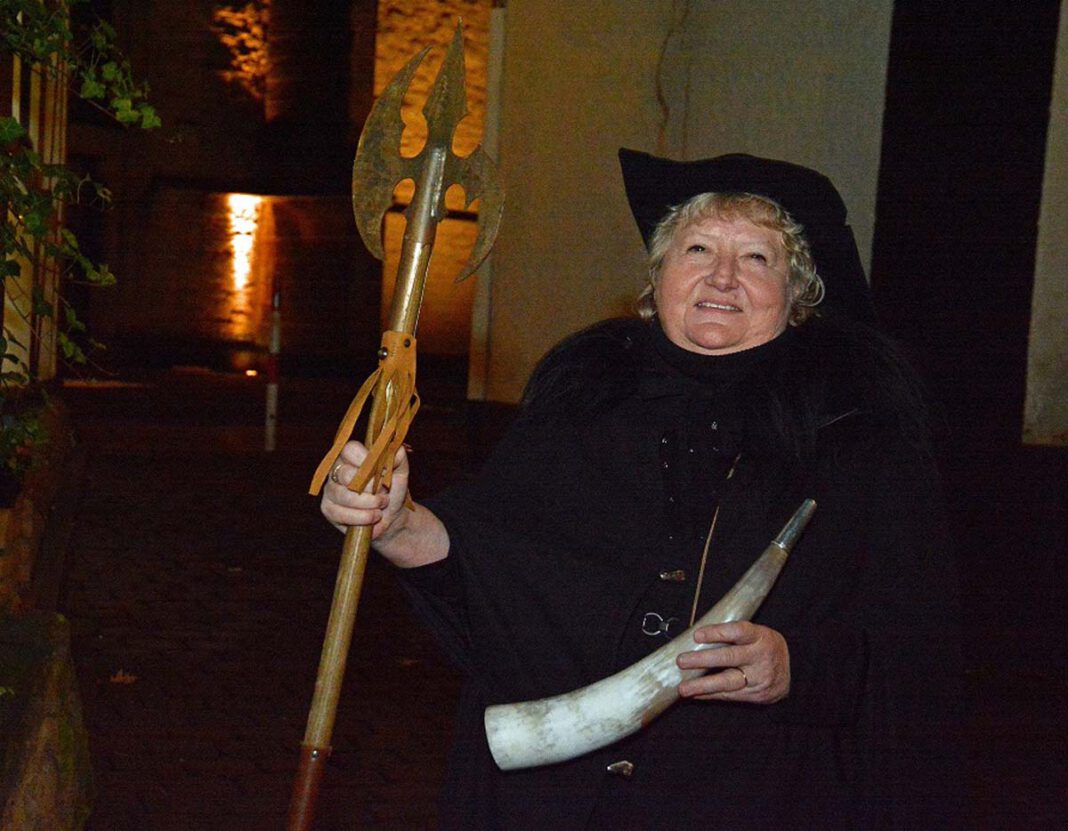 0201we-Nachtwächterführung (9) Heidelore Fertig-Möller steht als Nachtwächterin für die Wiederaufnahme der Führungen durch Werne in den Startlöchern. Foto: Möller
