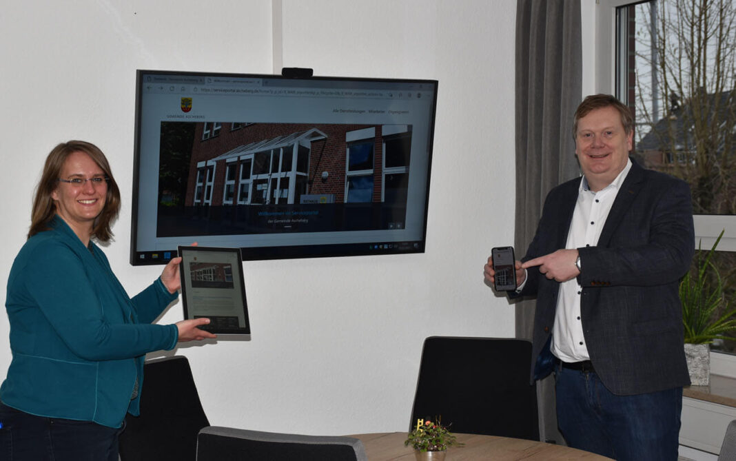2021 02 02 PM Serviceportal der Gemeinde aktualisiert Bürgermeister Thomas Stohldreier und Pressesprecherin Simone Böhnisch präsentieren das aktualisierte Serviceportal der Gemeinde Ascheberg auf dem PC, Tablet und Smartphone. Foto: Gemeinde Ascheberg