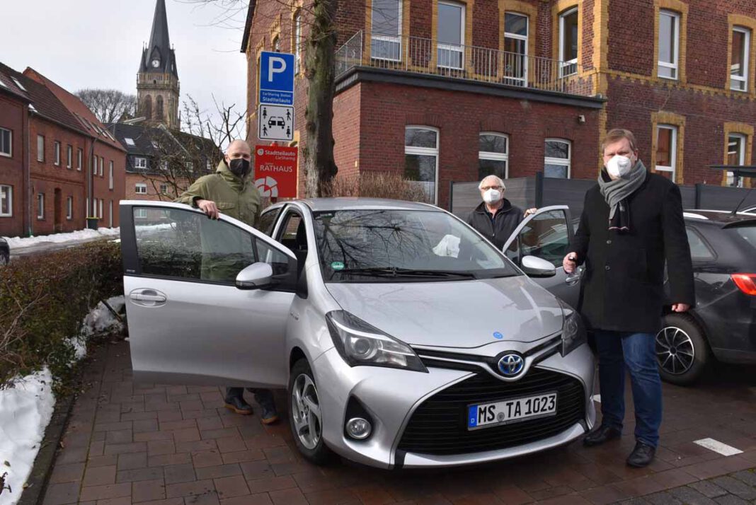 2021 02 16 PM Carsharing am Rathaus 1 Bürgermeister Thomas Stohldreier (r.) und Till Ammann (l.), Geschäftsführer von Stadtteilauto, freuen sich über den ersten Mieter des Stadtteilautos am Rathaus, den Seniorenbeiratsvorsitzenden Karl-Heinz Bartsch (2.v.r.). Foto: Gemeinde Ascheberg