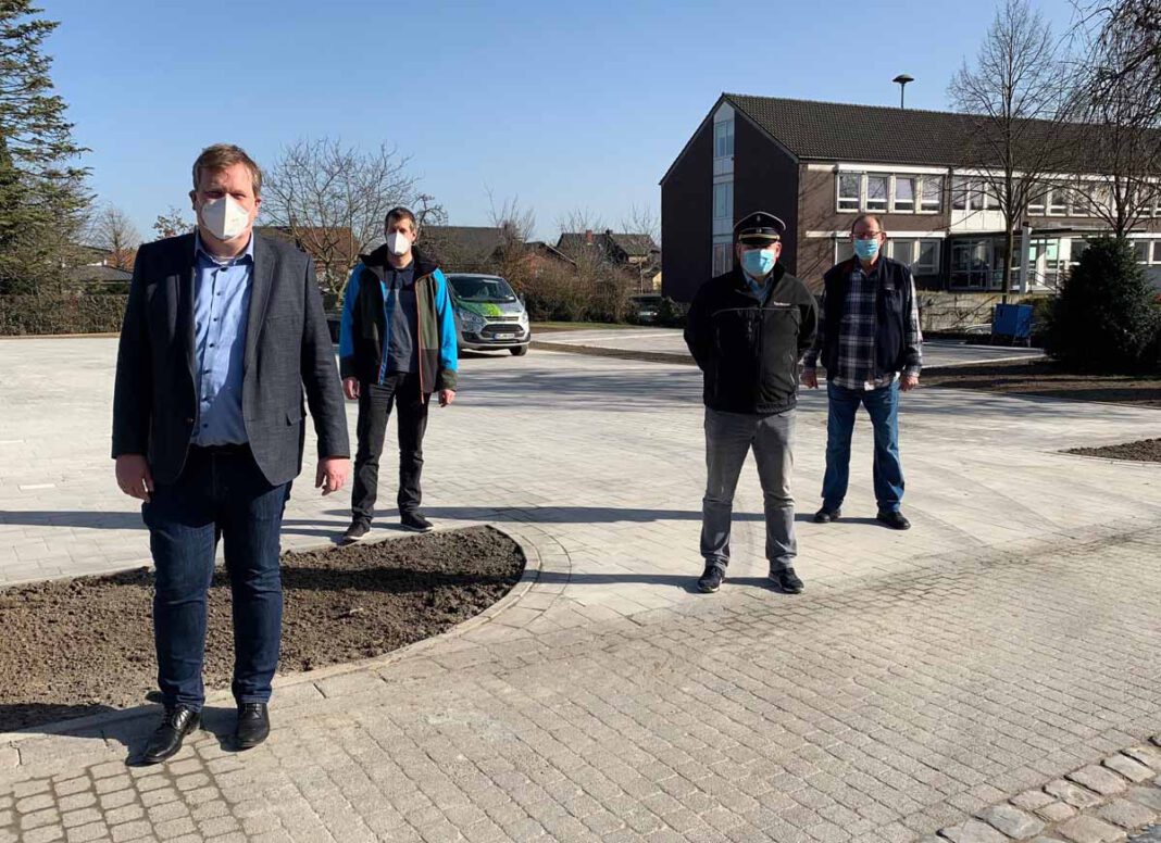 2021 02 25 PM Parkplatz Amtswiese in Herbern gepflastert Bürgermeister Thomas Stohldreier, Jan Rohlmann, Karsten Nägeler (1. Vorsitzender der Herberner Bürgerschützen), und Egon Zimmermann (Vorsitzender des Heimatvereins Herbern) (v. l.) freuen sich über den neuen Parkplatz im Ortskern von Herbern. Foto: Gemeinde Ascheberg
