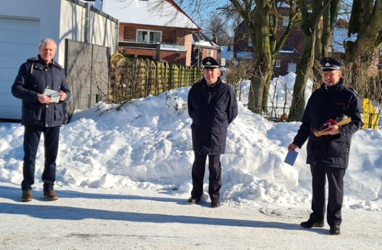 Jörg Mehringskötter (links) nahm die Glückwunsche von Christian Rasche und Thomas Temmann (rechts) entgegen. Foto: Feuerwehr Werne