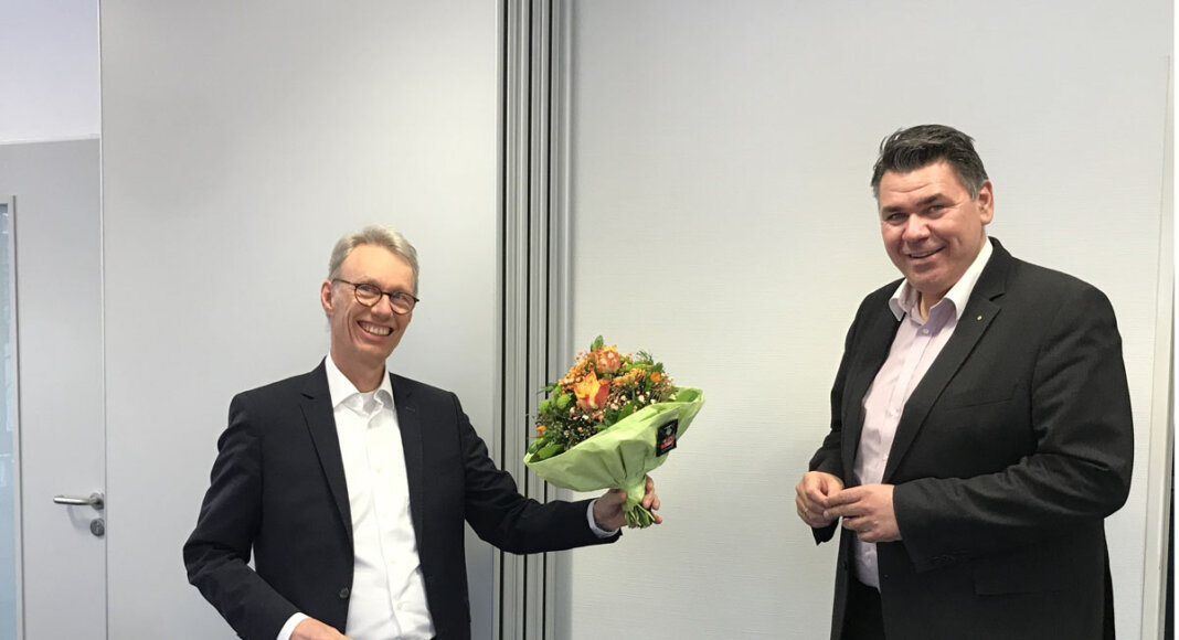 WFG-Geschäftsführer Dr. Michael Dannebom (li.) nutzte jetzt die Gelegenheit und gratulierte Mario Löhr mit einem Blumenstrauß zur Wahl. Foto: WFG (Viktoria Walter)