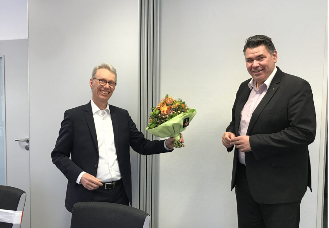 Dr. Michael Dannebom (li.) gratulierte Mario Löhr zur Wahl. Foto_V. Walter WFG-Geschäftsführer Dr. Michael Dannebom (li.) nutzte jetzt die Gelegenheit und gratulierte Mario Löhr mit einem Blumenstrauß zur Wahl. Foto: WFG (Viktoria Walter)
