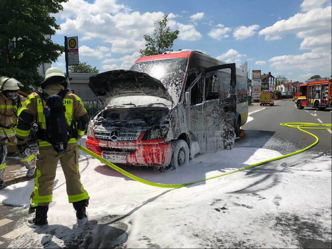 Einsatz Feuer Kleinbus Juni 2020 _01.02.2021 VKU Bus Am 25. Juni hatten es die Einsatzkräfte der Feuerwehr Lünen nicht weit: Ein Linienbus der VKU war auf der Kupferstraße, in unmittelbarer Nähe der Feuer- und Rettungswache, in Brand geraten. Personen kamen nicht zu Schaden. Foto: Stadt Lünen