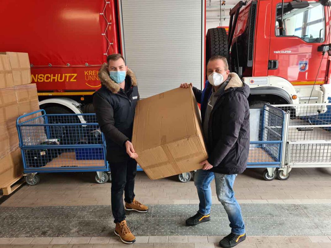 FFP2-Masken Rudolf Meisner, im Auftrag des Ordnungsamts der Stadt Werne, und Kai Proske vom Bevölkerungsschutz des Kreises beim Verladen der Masken für die Stadt Werne. Foto: Patrick Isken