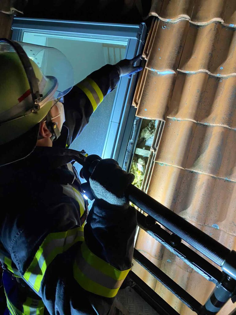 Die Feuerwehr musste am Mittwochabend herabfallende Dachpfannen sichern. Foto: Feuerwehr Werne