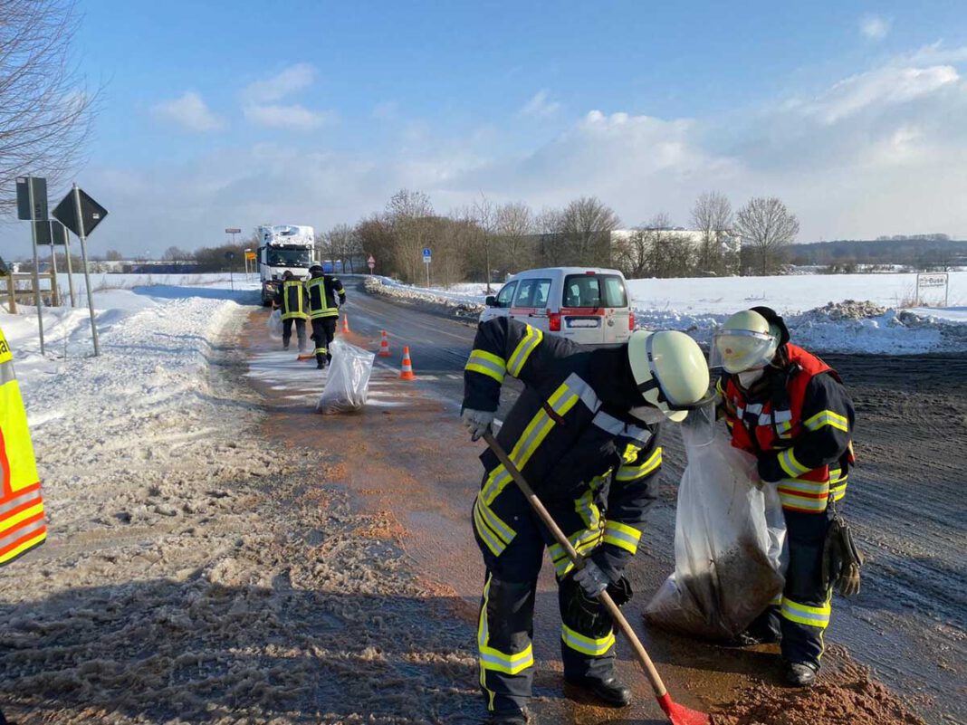 Feuerwehr_Ölwanne Die Einsatzkräfte streuten die Ölspur mit Bindemittel ab und arbeiteten dieses Granulat mit Besen in die Fahrbahnoberfläche ein. Foto: Feuerwehr Werne