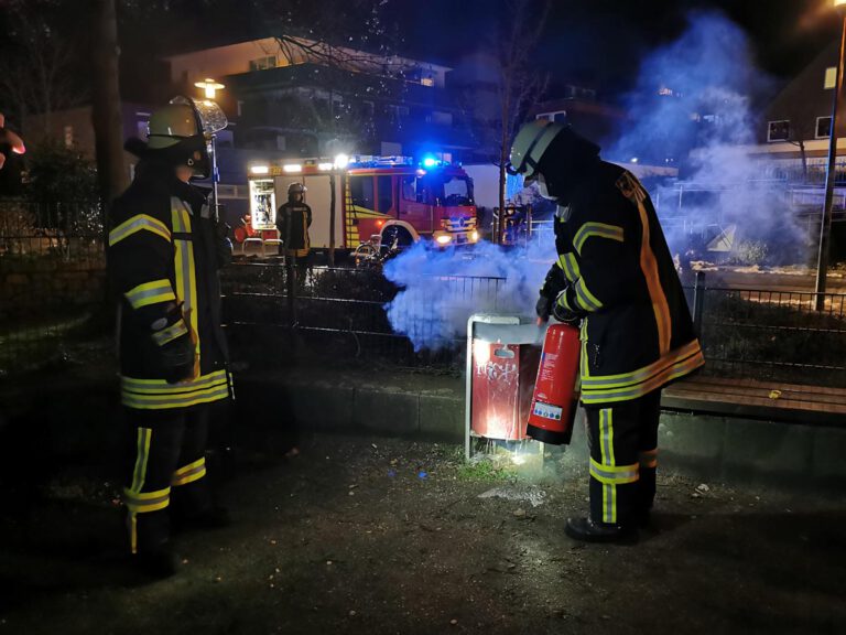 Der Löschzug 1 wurde zu einem Spielplatz gerufen. Dort brannte ein Mülleimer. Foto: Feuerwehr Werne