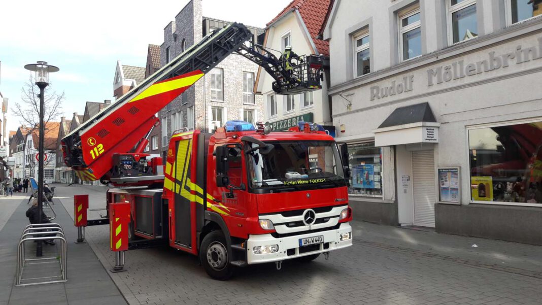 Feuerwehr_Taube Der Löschzug 1 Stadtmitte der Freiwilligen Feuerwehr Werne eilte am Samstag zur Taubenrettung in die Steinstraße. Foto: Feuerwehr Werne
