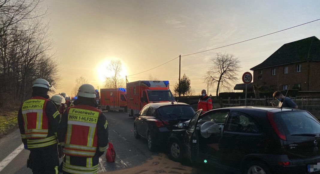 Zu einem Verkehrsunfall kam es am Montagmorgen (22. Februar) auf der Selmer Straße. Feuerwehr und zahlreiche weitere Rettungsmittel waren im Einsatz. Foto: Feuerwehr Werne
