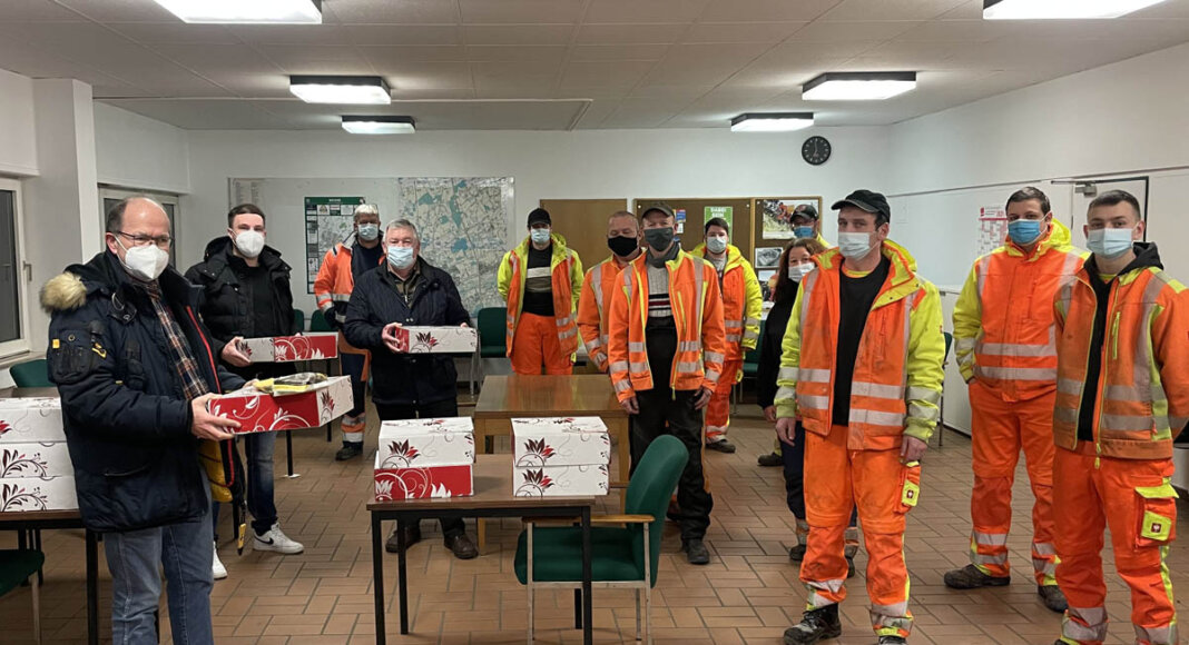 Rolf Weißner, Martin Cyperski und Raimund Hölscher (v.l.) überreichten 100 Brötchen an die fleißigen Winter-Helfer vom städtischen Bauhof zum Dank für ihren harten Einsatz. Foto: CDU