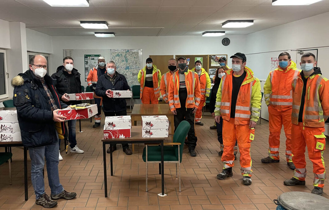 Foto_Bauhof_CDU Rolf Weißner, Martin Cyperski und Raimund Hölscher (v.l.) überreichten 100 Brötchen an die fleißigen Winter-Helfer vom städtischen Bauhof zum Dank für ihren harten Einsatz. Foto: CDU